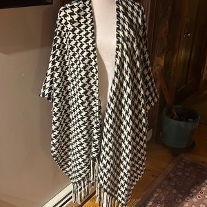 Hounds tooth wrap- very cozy OS